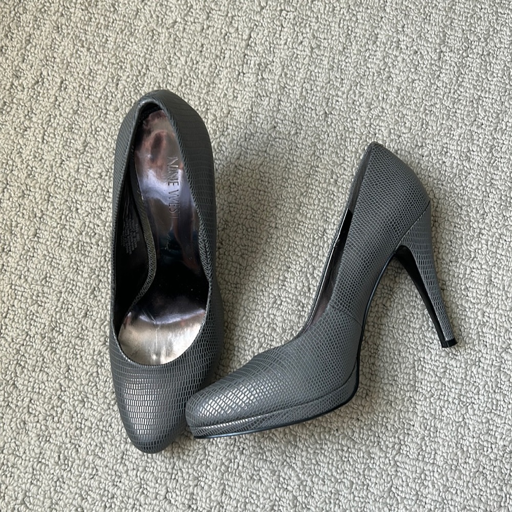 Nine West gray pumps